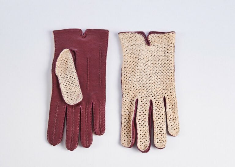 ANONYME - DEUX PAIRES DE GANTS en cuir et tricot ivoire (T7) - (petites salissu…