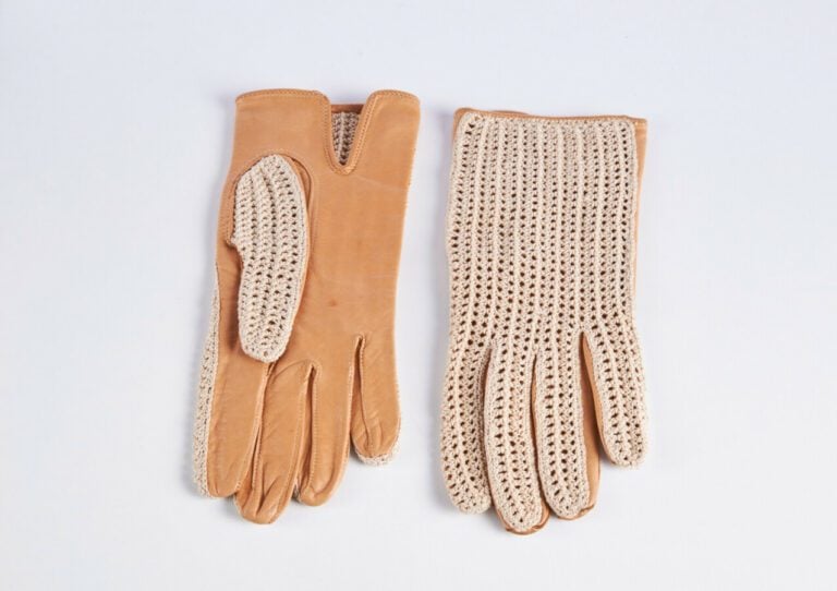 ANONYME - DEUX PAIRES DE GANTS en cuir et tricot ivoire (T7) - (petites salissu…