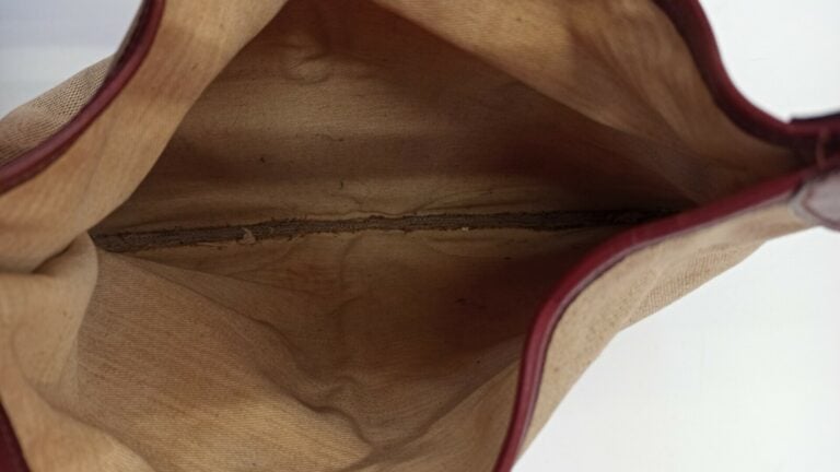 ANONYME - SAC en toile et cuir bordeaux, garnitures en métal doré - 36 x 27 cm…