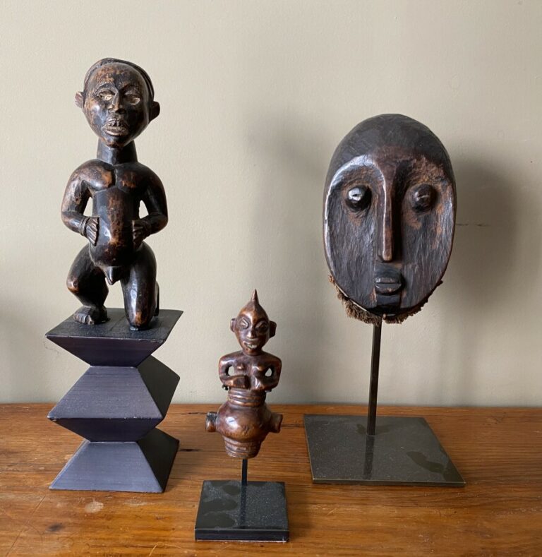 Art africain.Ensemble comprenant un masque( 18 cm), un embout anthropomorphe Se…