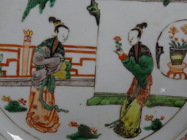 ASSIETTE EN PORCELAINE DANS LE STYLE DE FAMILLE VERTE - Chine, - Au centre de d…