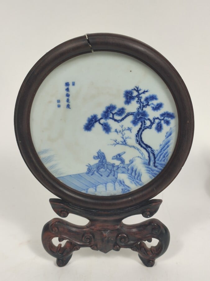 Assiette en porcelaine décorée en bleu sous couverte d'un lettré sur sa meule t…
