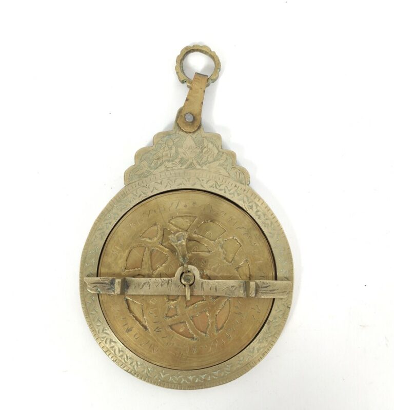 Astrolabe en bronze gravé - D:11.5cm