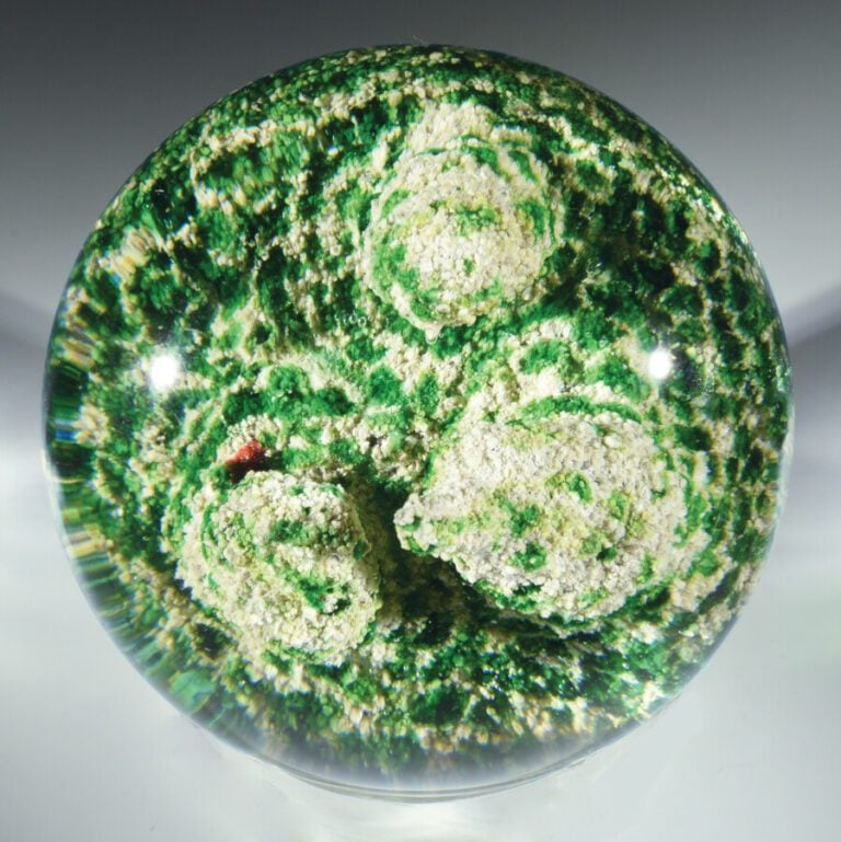 Baccarat. Deux presse-papiers à motif de rocaille et mousse au naturelle Diam.…