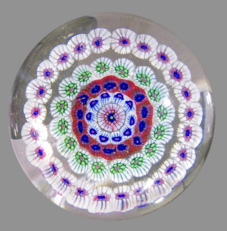 Baccarat "Dupont". Presse-papiers à motif de quatre cercles de bonbons polychro…