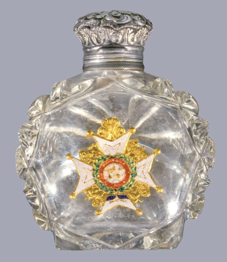 Baccarat.Flacon à sels en cristal taillé à côtes rayonnantes rondes dont trois…