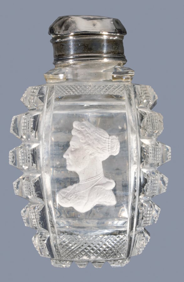 Baccarat.Flacon à sels en cristal taillé de diamants guillochés (éclat et égren…