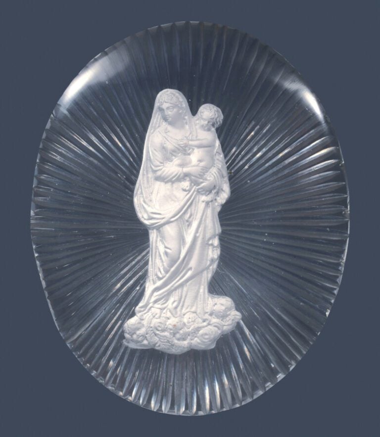 Baccarat.Plaque ovale en cristal à taille rayonnante au revers, orné d'un crist…
