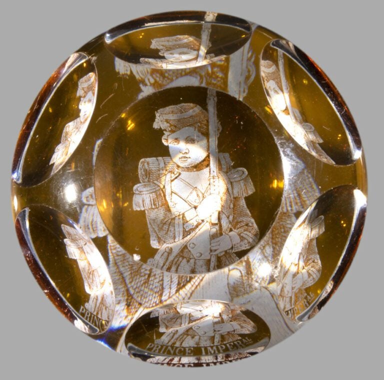 Baccarat.Presse-papiers à fond ambre gravé du portrait du prince Impérial, fils…