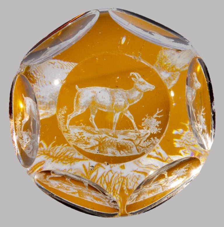 Baccarat.Presse-papiers à fond ambre gravé d'un chamois.Taille à six pontils et…