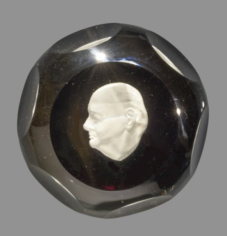 Baccarat.Presse-papiers à fond rouge orné du profil de Winston Churchill.Taille…