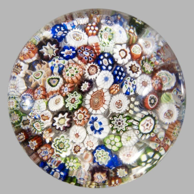 Baccarat.Presse-papiers à motif de millefiori de bonbons polychromes centré par…
