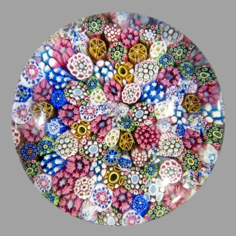 Baccarat. Presse-papiers à motif de millefiori de cannes polychromes serrées. M…