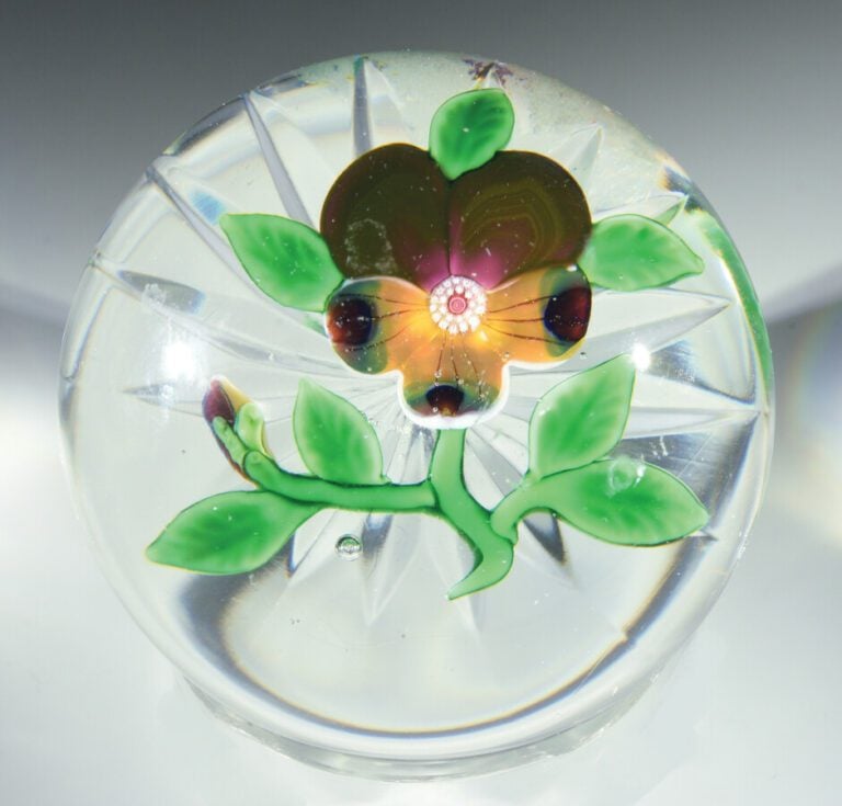 Baccarat. Presse-papiers à motif de pensée violette et jaune sur une tige porta…
