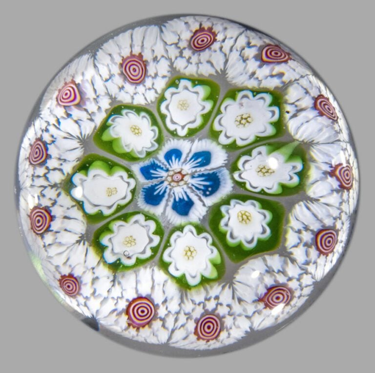 Baccarat. Presse-papiers miniature à motif de deux cercles concentriques de bon…
