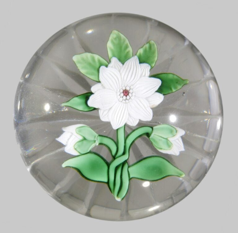 Baccarat.Presse-papiers orné d'une double clématite blanche et deux boutons sym…