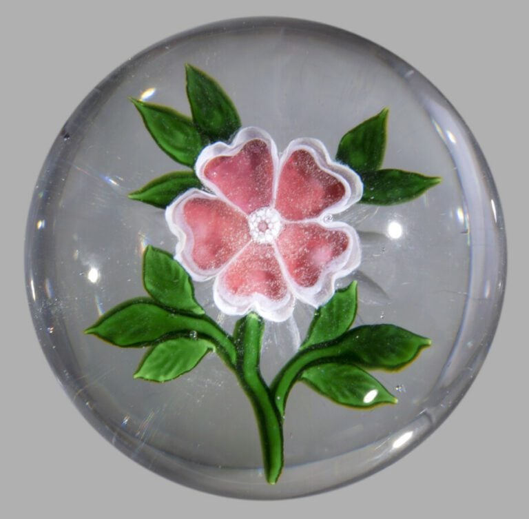 Baccarat.Presse-papiers orné d'une églantine rose à bord blanc, sur une tige ve…
