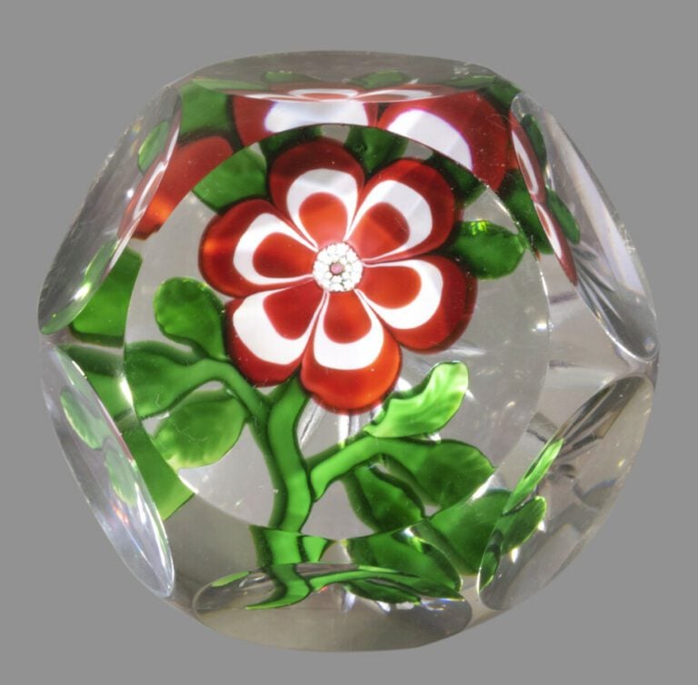 Baccarat.Presse-papiers orné d'une primevère rouge et blanche à six pétales god…