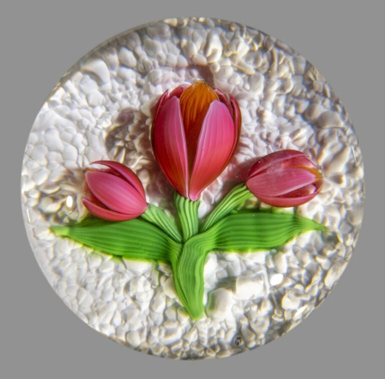 Baccarat.Presse-papiers signé et daté B1981, orné de trois crocus roses sur fon…