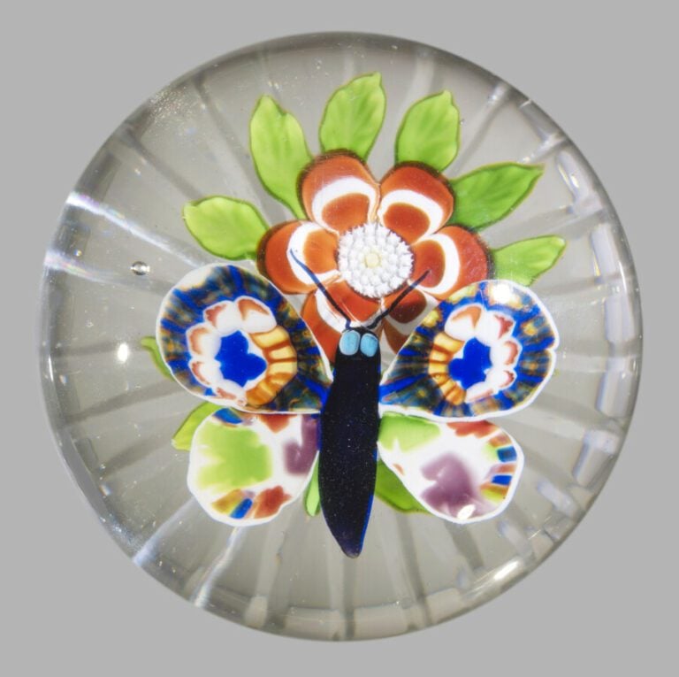Baccarat. Rare presse-papiers orné d'un papillon à ailes polychromes et corps v…