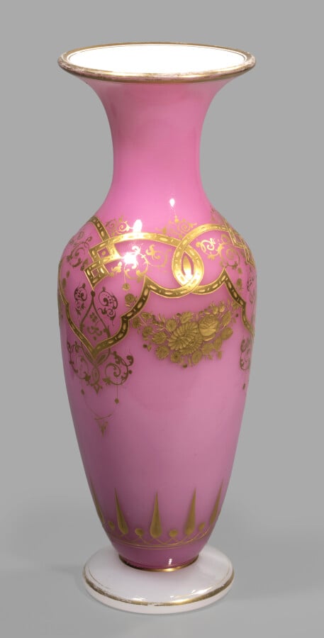 Baccarat.Vase balustre en opaline rose doublée sur émail blanc, à décor de ruba…