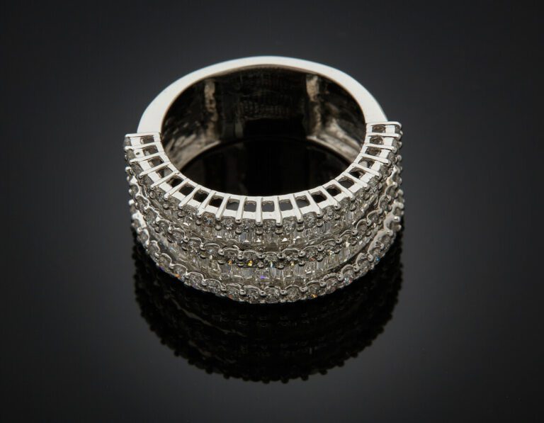 BAGUE "bandeau" en or gris (750) serti de cinq alignements de diamants taille b…