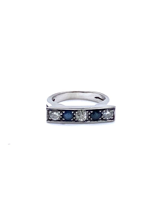 BAGUE " barrette " en or gris (750). Le corps ajouré rehaussé d'un alignement d…