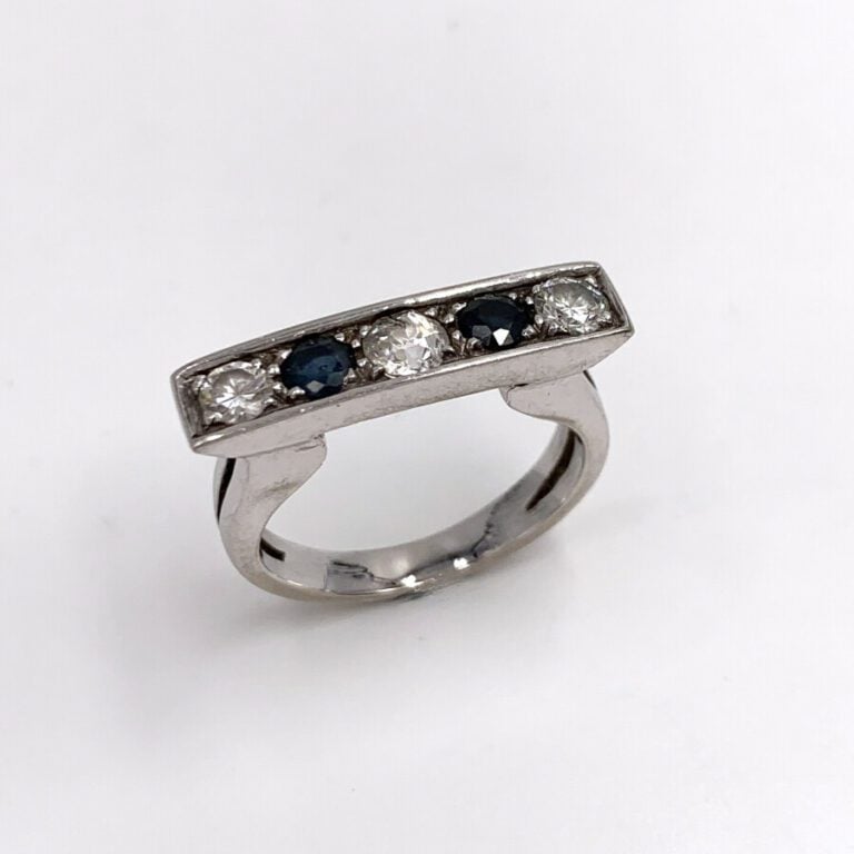 BAGUE " barrette " en or gris (750). Le corps ajouré rehaussé d'un alignement d…