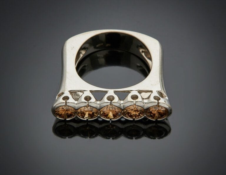 BAGUE « barrette » en or gris (750 ) serti d'un alignement de cinq diamants bru…