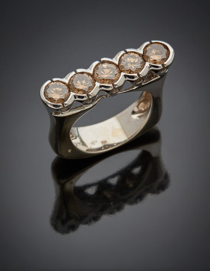 BAGUE « barrette » en or gris (750 ) serti d'un alignement de cinq diamants bru…