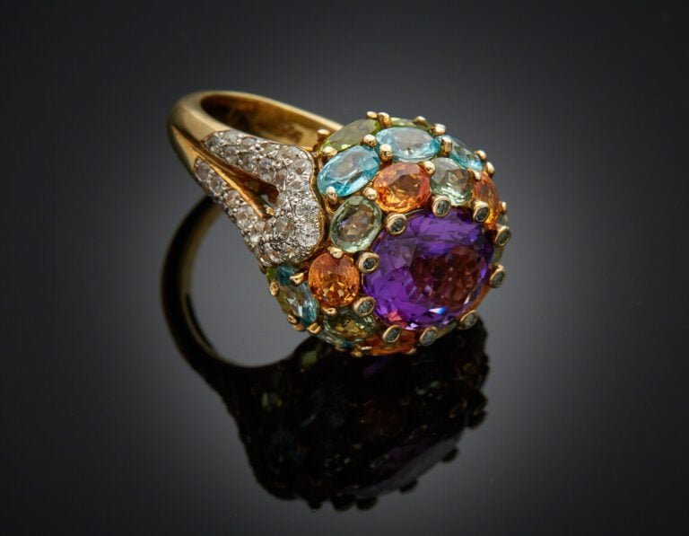 BAGUE boule "Tutti Frutti" en vermeil (925) ajouré, centré d'une améthyste oval…