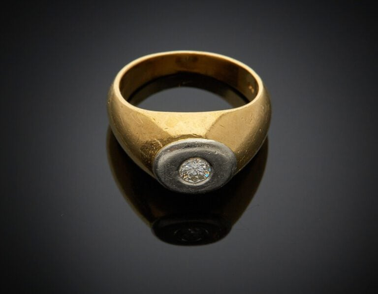 BAGUE "chevalière" en platine (min. 800) et or jaune (750) serti d'un diamant t…