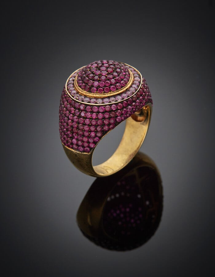 BAGUE circulaire en vermeil (925) bombé, serti de rubis et saphirs roses de for…