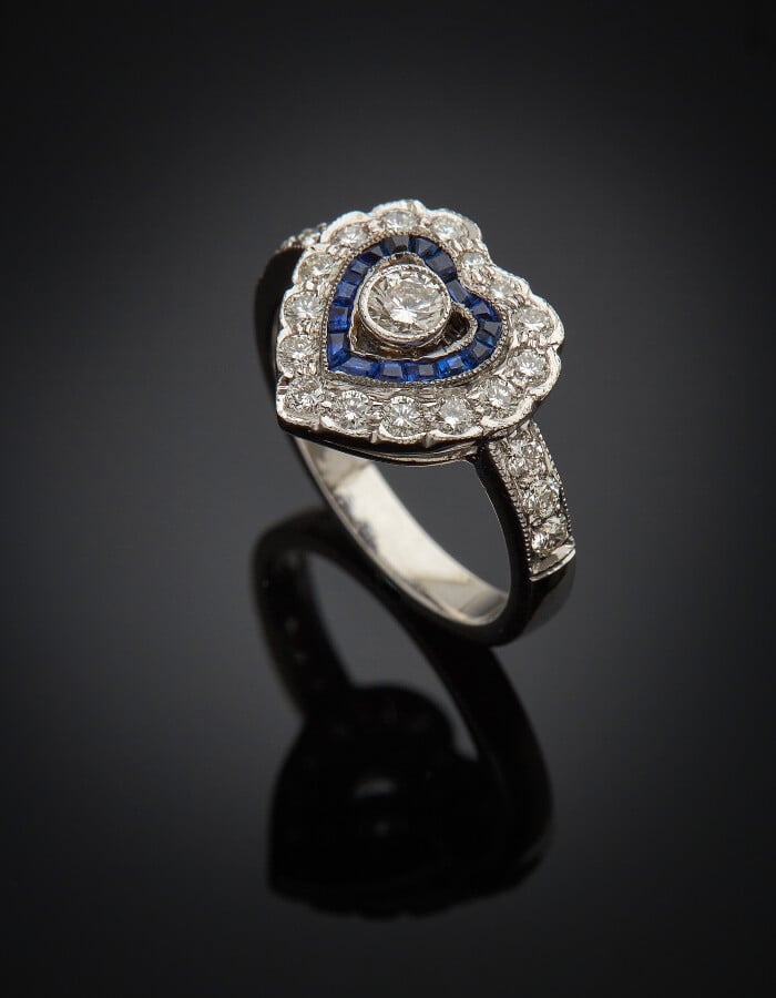 BAGUE "coeur" en or gris (750) ajouré, centré d'un diamant taille brillant dans…