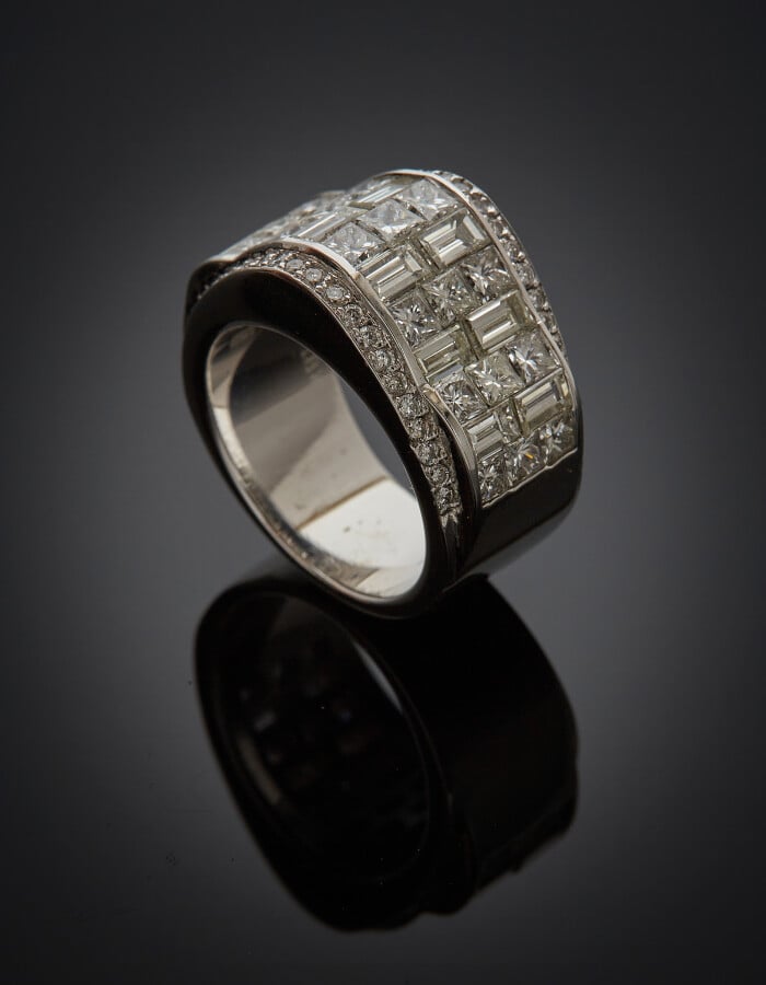 BAGUE "dôme" en or gris (750) bombé, serti diamants taille brillant, baguette e…