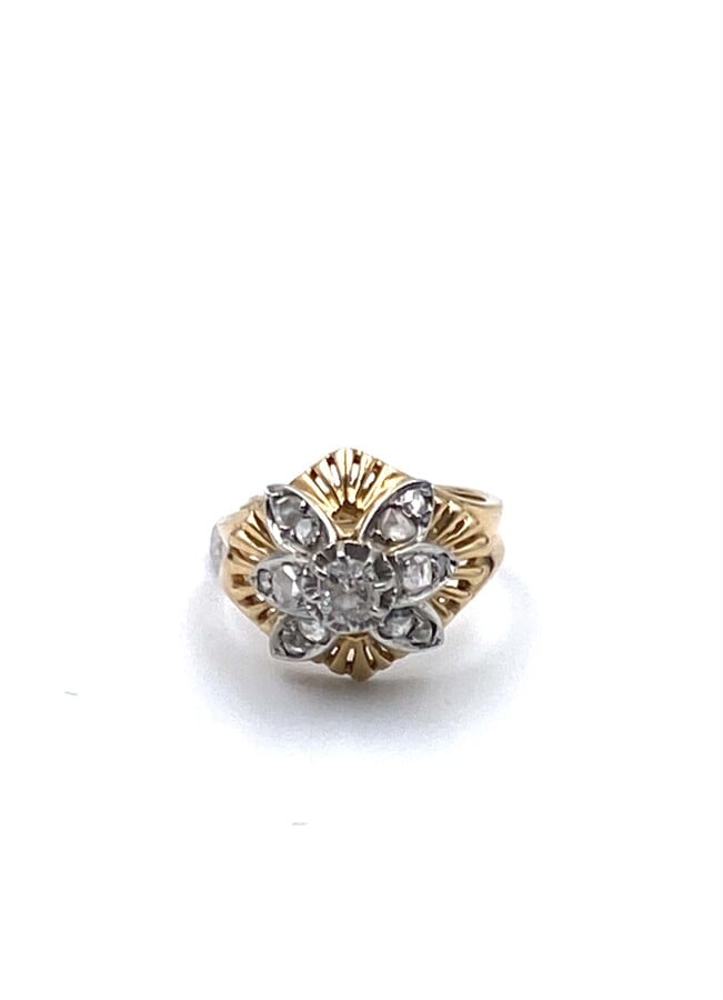 Bague dôme en or jaune guilloché (750 millièmes) et or blanc serti de petits br…