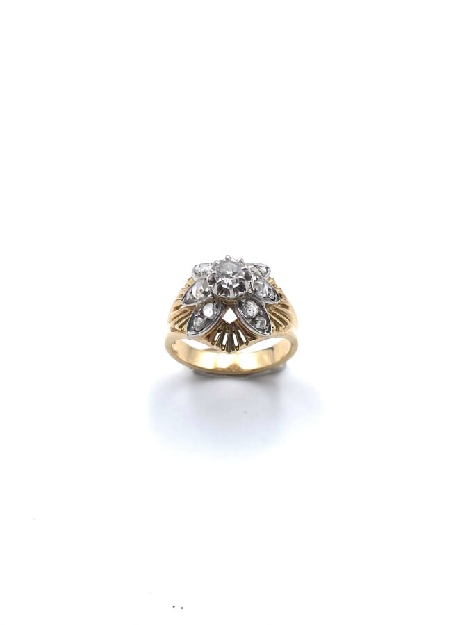 Bague dôme en or jaune guilloché (750 millièmes) et or blanc serti de petits br…