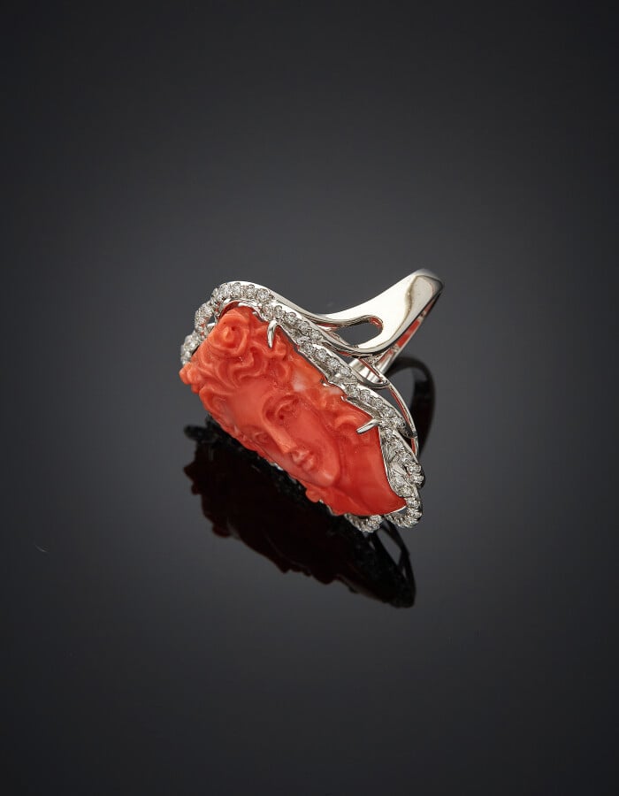 BAGUE en or gris (750) ajouré, orné d'un corail sculpté représentant un portrai…