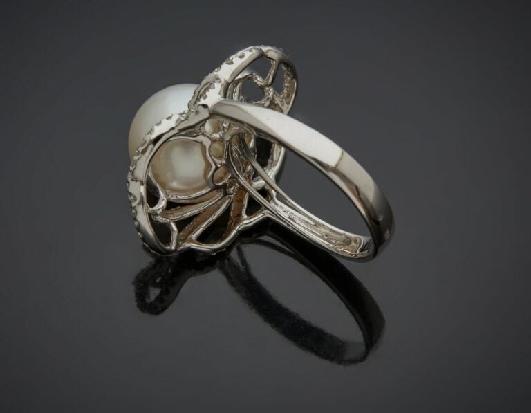 BAGUE en or gris (750) ajouré, orné d'une perle de culture des Mers du Sud de c…