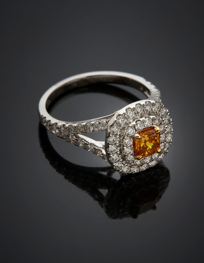 BAGUE en or gris (750) ajouré serti d'un diamant FANCY DEEP YELLOW-ORANGE de fo…