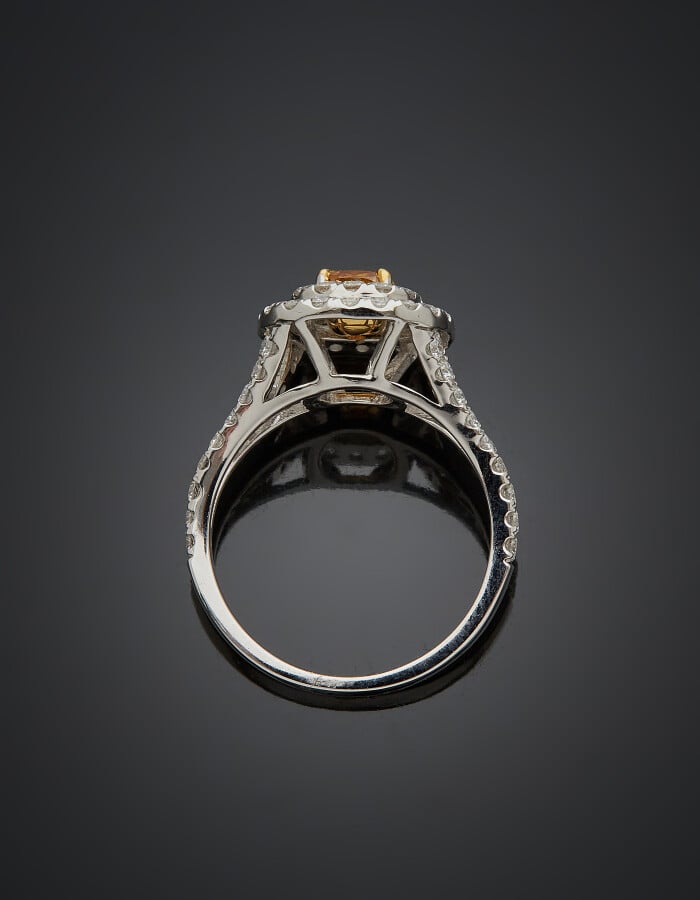 BAGUE en or gris (750) ajouré serti d'un diamant FANCY DEEP YELLOW-ORANGE de fo…