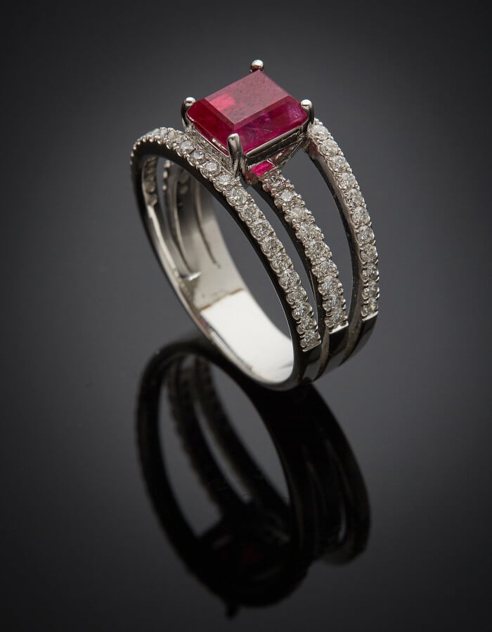 BAGUE en or gris (750) ajouré, serti d'un rubis rectangulaire taillé à degrés,c…