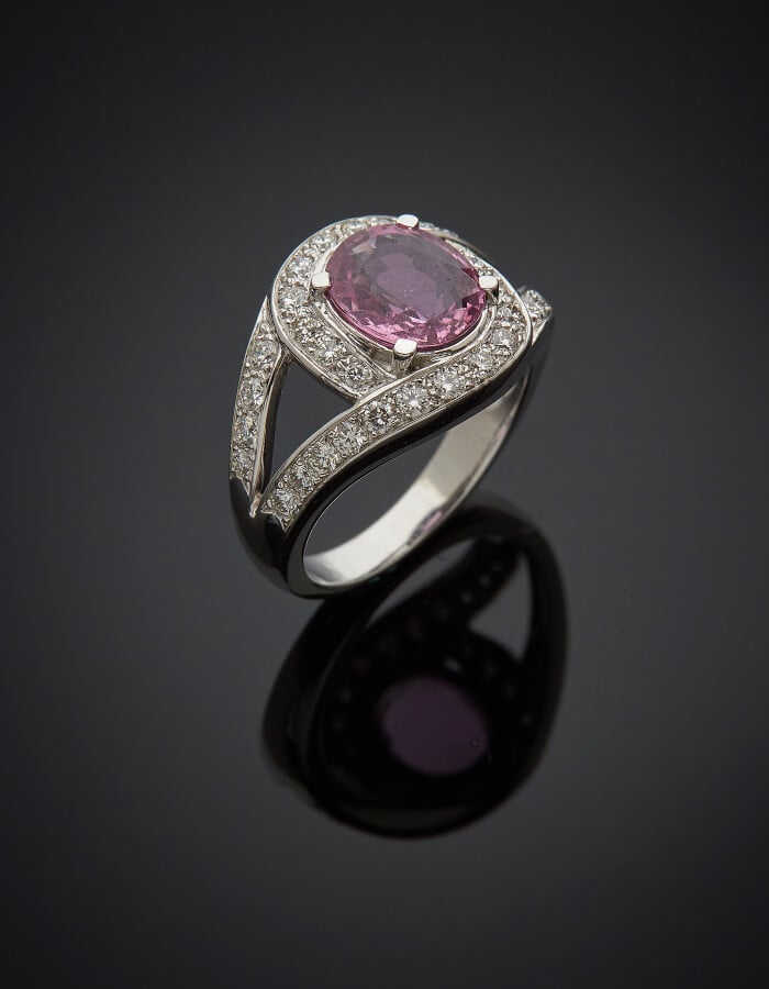 BAGUE en or gris (750) ajouré, serti d'un saphir violet-rose pesant 1,99 carats…