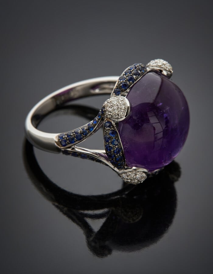 BAGUE en or gris (750) centré d'une améthyste cabochons de forme ronde, entouré…