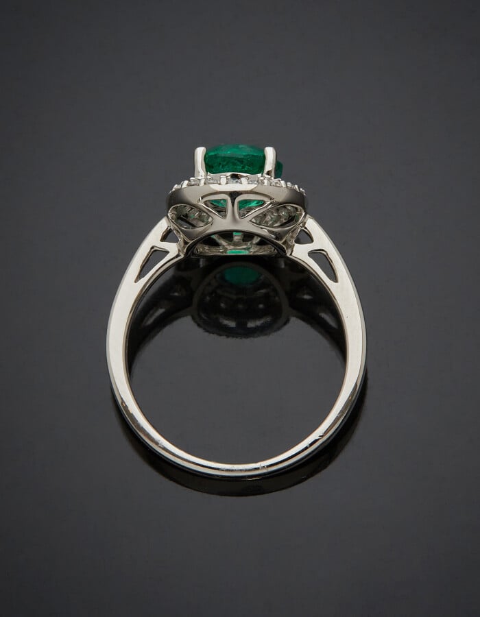 BAGUE en or gris (750) centré d'une émeraude de forme ovale, entourée de diaman…