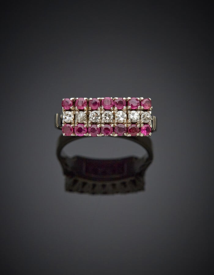 BAGUE en or gris (750) serti d'un alignement de diamants taille 8/8 et deux ali…