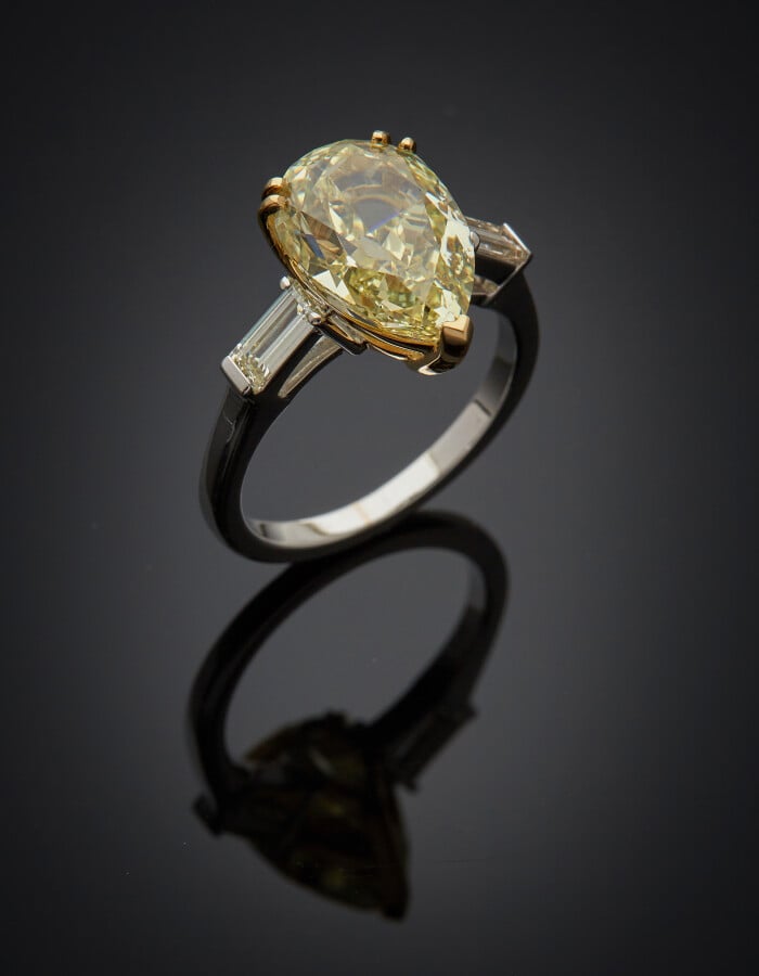 BAGUE en or gris (750) serti d'un diamant pesant 5,95 carats FANCY YELLOW, tail…