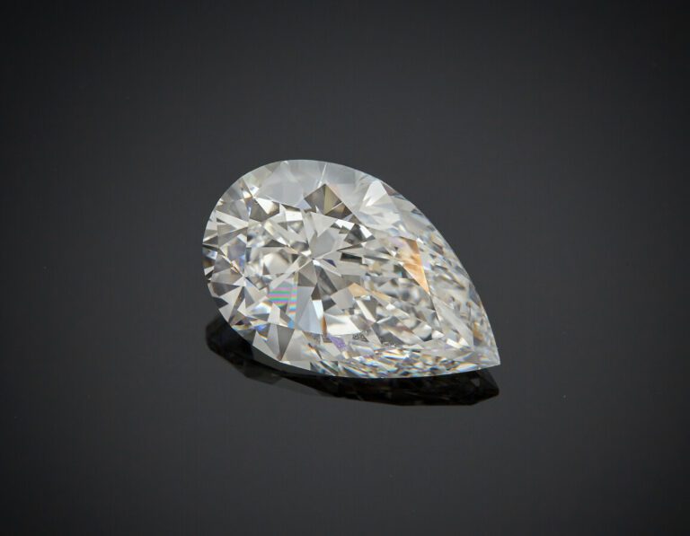 BAGUE en or gris (750) serti d'un diamant pesant 6,24 carats, taillé en poire,…