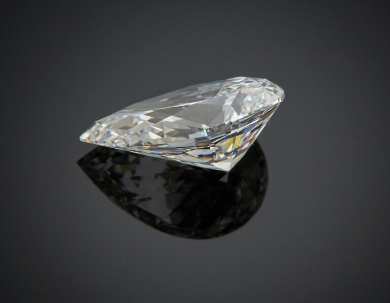 BAGUE en or gris (750) serti d'un diamant pesant 6,24 carats, taillé en poire,…