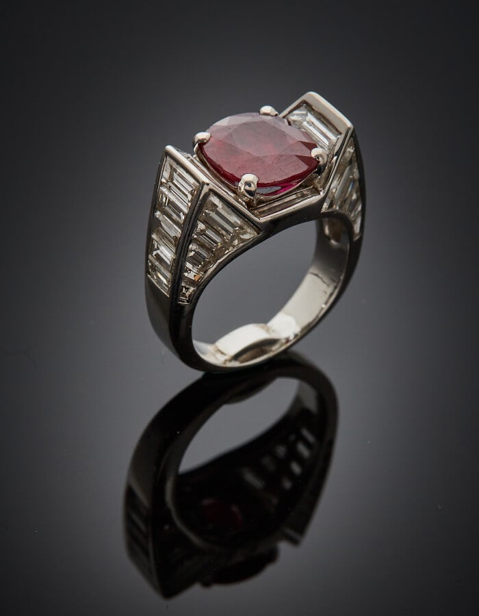 BAGUE en or gris (750) serti d'un rubis pesant 3,4 carats env., de forme coussi…